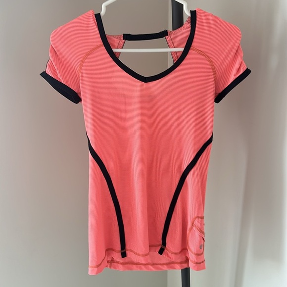 Lululemon Short Sleeve Shirt Size 2 - Picture 1 of 8